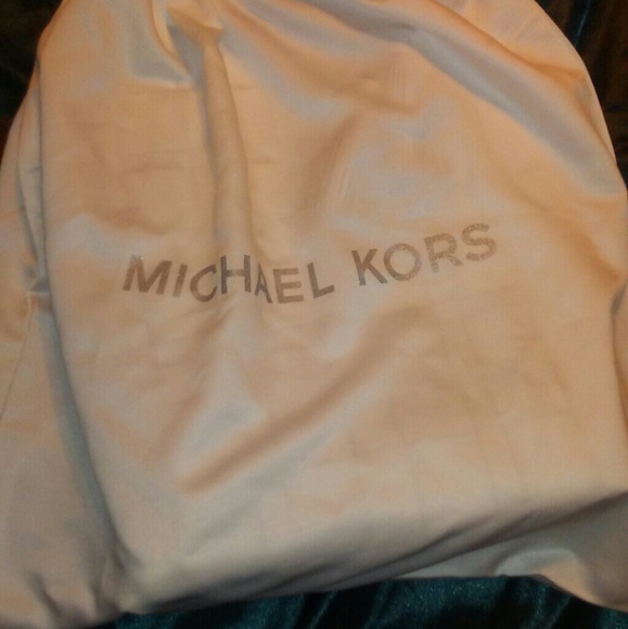 Michael Kors Vivian Large Tote - Picture 8 of 8